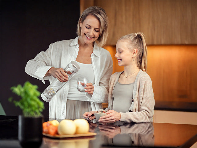 Mutter mit Tochter und Edelsteinwasser