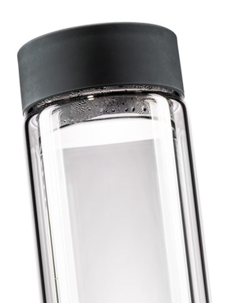 Doppelwandige Trinkflasche mit Deckel in Nahaufnahme