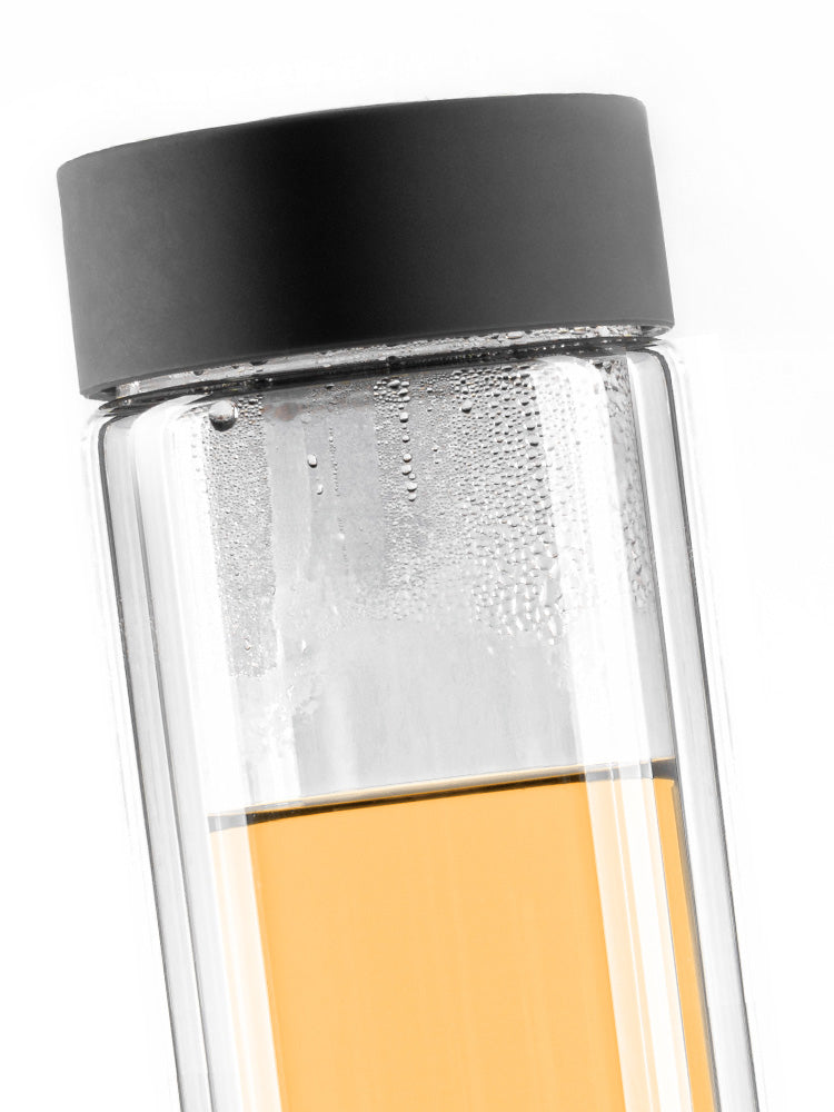 Trinkflasche von Nahem mit Tee